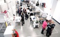 Auszubildende zeigten den Gästen im Gespräch an den verschiedenen neuen Arbeitsplätzen, wie etwa 3D-Druck, KI-Kameras oder Robotertechnik in der Ausbildungspraxis eingesetzt wird.