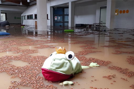 Das Wasser der Wupper stand im gesamten Schulgebäude der Paul-Klee-Schule in Leichlingen 1,80 Meter hoch. Das Tragische: 2018 war die Schule schon einmal überflutet worden. Alle Sachen, die damals angeschafft wurden, mussten entsorgt werden.