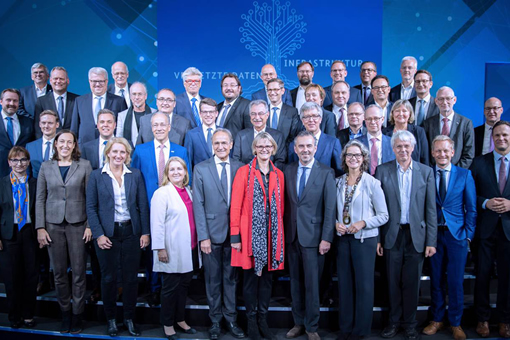 Prof. Dr. Friedhelm Loh, Inhaber und Vorstandsvorsitzender der Friedhelm Loh Group, gemeinsam mit hochrangigen Vertretern aus Industrie, Politik und Forschung beim Digitalgipfel der Bundesregierung in Dortmund. Im Panel Eine souveräne Dateninfrastruktur als Wiege eines europäischen KI-Ökosystems erklärte Prof. Dr. Loh, warum Eigentumsrecht an Daten im Fokus unternehmerischen Handelns stehen müsse. Die Friedhelm Loh Group als starkes mittelständisches und global agierendes Unternehmen hat das Großprojekt Gaia-X industrieseitig mit ins Leben gerufen. (Bildquelle: BMBF)