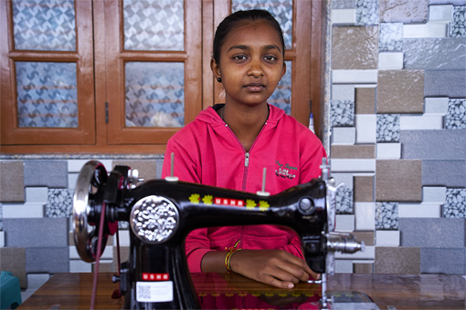 Es sind Menschen wie Danjaa aus Indien, denen die Hilfsgelder Hoffnung schenken. Dank eines Hilfsprojekts der Debora Foundation hat sie eine Nähmaschine erhalten und lernt nun in einer Nähschule, wie man Masken oder Schuluniformen näht.