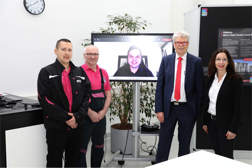 Sie hatten die zündenden Ideen und bekamen von Prof. Friedhelm Loh (Mitte) die Preisgelder überreicht: (v.l). Rene Hantke, Andreas Kirsch, der zugeschaltete Nico Dang Xuang und Gabriele Schmidt. Im Bild fehlt aufgrund von Krankheit: Nadine Heinrich.