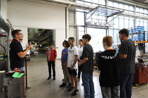 Gekommen, um zu schauen: Für die Schülerinnen und Schüler der Anne-Frank-Realschule öffnete der Kunststoffverarbeiter aus Heiligenroth seine Werkshalle.