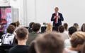 „Gehen Sie mutig in diese Zukunft voller neuer Möglichkeiten, und haben Sie keine Angst.“: Christian Prenzel motiviert als neuer designierter CFO der Friedhelm Loh Group die neuen 69 Auszubildenden.