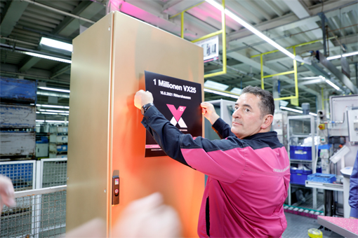 Der millionste VX25 Schaltschrank lief im Werk Rittershausen vergoldet vom Band. Im Bild: Muhammet Akin, Mitarbeiter in der Montage.