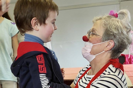 „Lachen ist das natürlichste Mittel gegen Angst“, finden die Clowndoktorinnen. Dieses Bild stellt den Beweis.