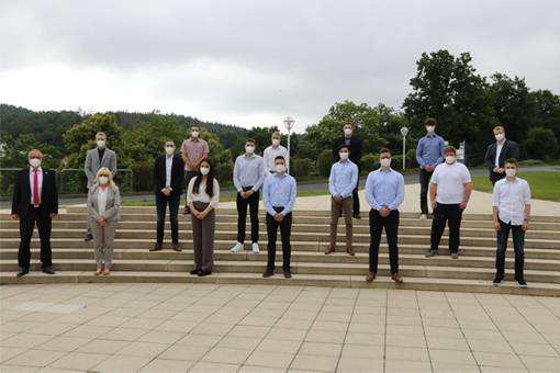 Uwe Scharf, Rittal Geschäftsführer Business Units und Marketing (l.), und Studiumskoordinatorin Anke Wojtynowski-Scharf begrüßten die neuen dual Studierenden im Rittal Headquarter in Herborn.